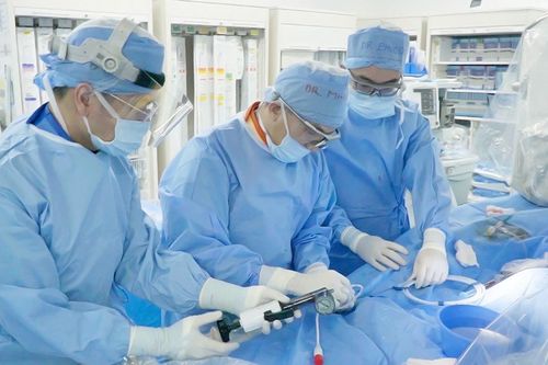 Bác sĩ đau tim khi đang chạy bộ, được cứu sống trong 15 phút tại Bệnh viện FV