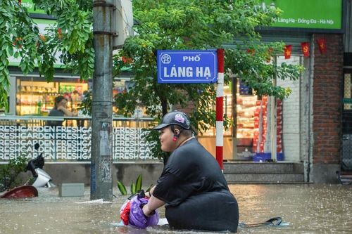 Hà Nội vẫn mưa như trút cả ngày, người dân chèo 'thuyền xốp' giữa biển nước