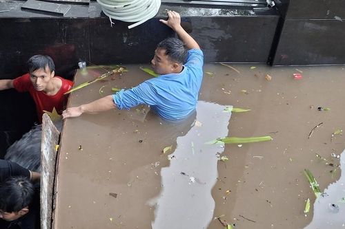Nước chảy như thác vào hầm chung cư ở Hà Nội, người dân bất lực dùng ván ngăn