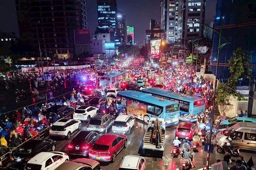 Gần giờ cơm tối, hàng nghìn ô tô vẫn 'chôn chân' trên đường Nguyễn Trãi, Hà Nội
