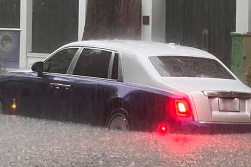 Xe siêu sang Rolls-Royce Phantom 'bất động' sau màn lội nước giữa mưa ngập