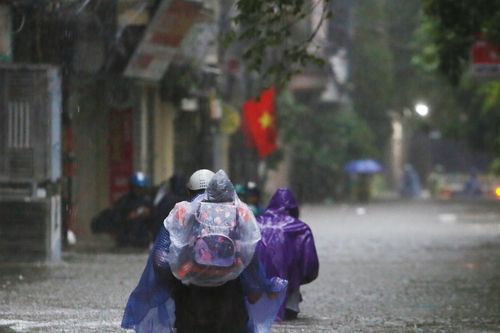 3 tiếng vượt 600m đón con đầy giông bão của bà mẹ Hà Nội