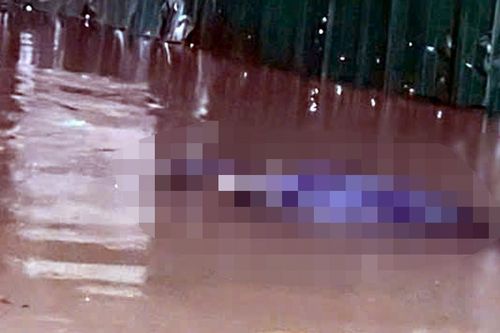 Phát hiện thi thể người đàn ông trong làn nước ngập ở Hà Nội