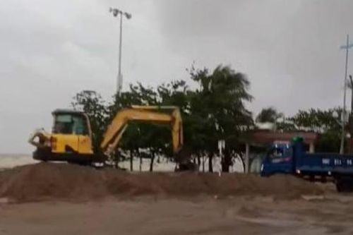 Lợi dụng mưa bão, khai thác cát biển trên đường nhựa ở Thanh Hóa