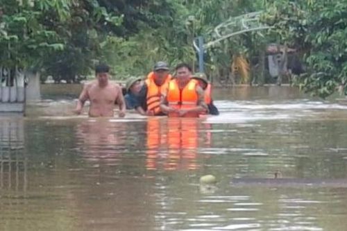 Hơn 700 hộ gia đình một xã tại Thanh Hóa ngập trong mưa lũ