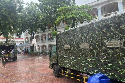 Quân đội điều xe đặc chủng đưa học sinh Trường Cổ Nhuế về nhà vì đường ngập sâu