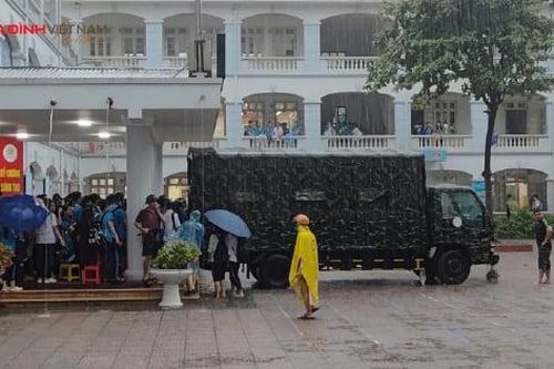 Độc quyền: Chùm ảnh xe quân đội vào sân trường đón học sinh về nhà trong mưa ngập