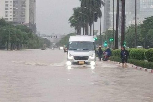 Hà Nội mênh mông biển nước sau bão số 10, người dân khốn khổ trở về nhà