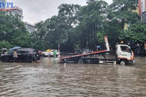 Hà Nội: Mưa lớn gây ngập sâu, người dân khốn khổ giữa dòng nước