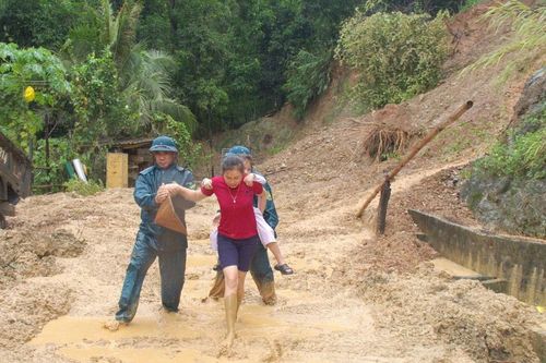 Bộ Chỉ huy Quân sự tỉnh kiểm tra công tác khắc phục hậu quả bão số 10 tại các xã miền Tây Nghệ An