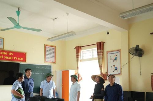 Giám đốc Sở Giáo dục và Đào tạo kiểm tra việc khắc phục bão lũ ở các trường học