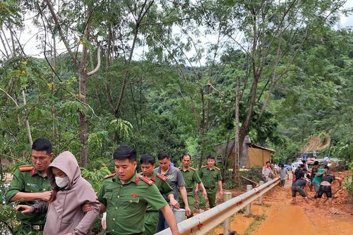 Lực lượng chức năng xã Chiêu Lưu kịp đưa sản phụ vùng lũ đi sinh an toàn