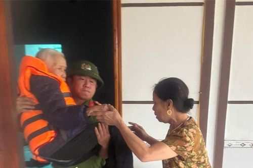 Công an các xã, phường tại Nghệ An nỗ lực giúp dân khắc phục hậu quả bão số 10