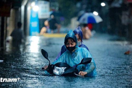 Cận cảnh người Hà Nội chật vật 'bơi' trên phố trong cơn mưa lớn kéo dài chiều nay, 30/9