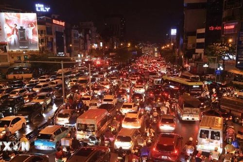Sau ngập úng, người dân Thủ đô chật vật về nhà trong cảnh ùn tắc giao thông