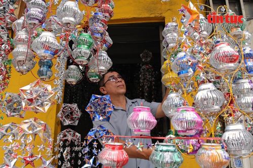 Thợ khóa biến vỏ lon bia thành lồng đèn Trung thu sống động
