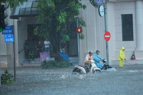Mưa lớn dồn dập kéo dài tiếp tục nhấn chìm nhiều tuyến phố ở Hà Nội