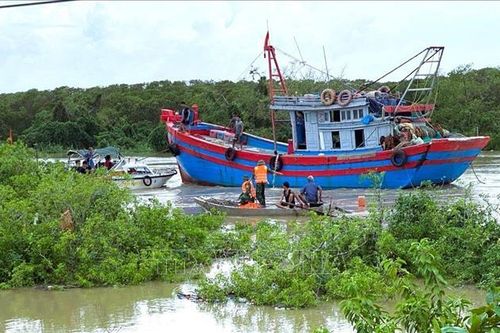 Nghệ An: Trục vớt thành công tàu cá của ngư dân bị chìm