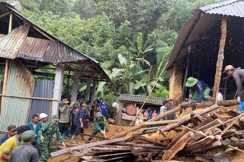 Bộ đội Biên phòng giúp đỡ nhân dân khắc phục thiệt hại bão số 10