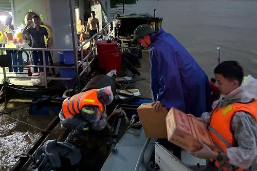Công an Hà Nội hỗ trợ bà con vạn chài sông Hồng ứng phó bão số 10