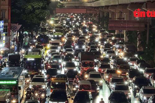 Gần đêm, nhiều người Hà Nội vẫn chưa biết khi nào sẽ về được nhà
