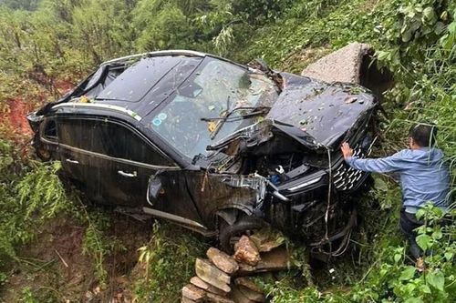 Vụ Ford Territory rơi vực ở Sa Pa: xe hư hỏng nặng, 3 người may mắn thoát nạn