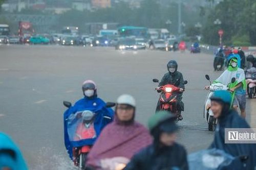 Hà Nội ngập sâu, giao thông ùn tắc sau mưa lớn