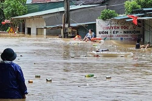 Hàng trăm ngôi nhà bị nhấn chìm, nhiều bản làng cô lập vì lũ lớn