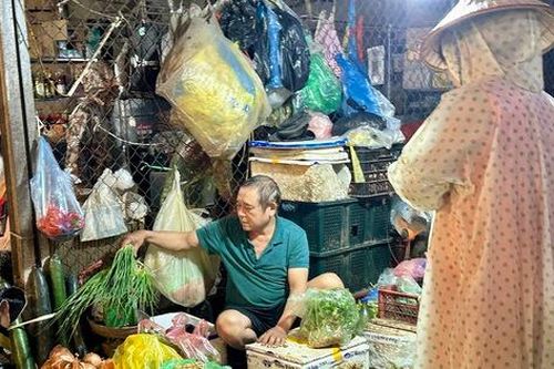 Hà Nội ngập lụt, giá rau xanh tăng nhẹ theo bão