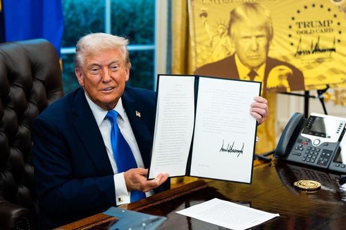 Ông Trump hạ giá 'thẻ vàng' còn 1 triệu USD: Nhà giàu Trung Quốc, Ấn Độ đổ xô đi mua