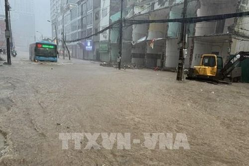 Hình ảnh nhiều tuyến phố Hà Nội ngập sâu do mưa lớn kéo dài