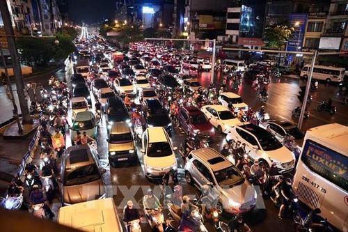 Thủ đô sau ngập úng: Người dân chen chúc trở về nhà giữa ùn tắc