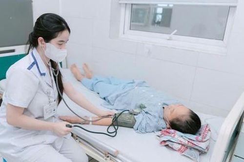 Bệnh viện Bạch Mai công bố đường dây nóng, sẵn sàng hỗ trợ người dân vùng bão lũ