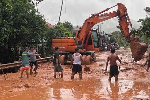 Nghệ An: 6 ngôi nhà ở xã Tương Dương bị sập, trôi hoàn toàn