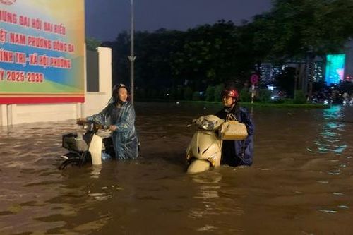 Người dân Hà Nội 'phát khóc' vì 5 tiếng 'vật lộn' với tắc đường và ngập khắp nơi