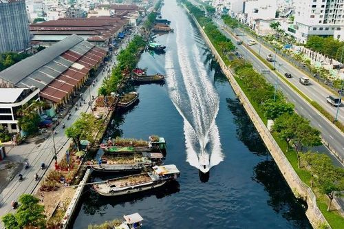 Du lịch đường thủy TP.HCM: Thuyền chờ bến