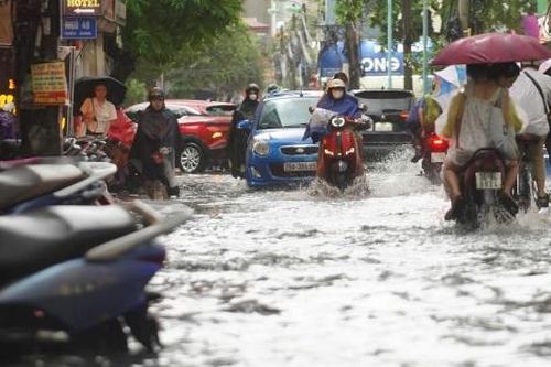 Hà Nội: Mưa lớn xuyên đêm, nhiều tuyến đường ngập sâu