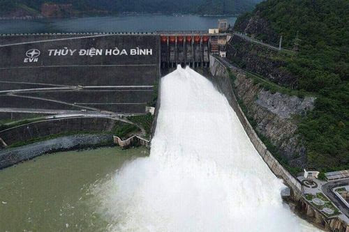 Mưa lớn, lũ tại các sông vượt báo động 3, hồ thủy điện đồng loạt xả lũ