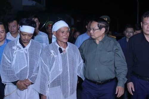 Thủ tướng viếng nạn nhân, động viên người dân bị thiên tai ở Ninh Bình