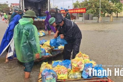 Xã Thắng Lợi thành lập đoàn cứu trợ đưa nhu yếu phẩm đến với người dân vùng ngập lụt