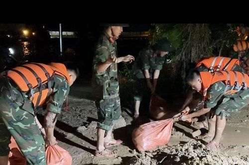Cơ bản khắc phục sự cố tràn đê sông Hoạt đoạn qua xã Hoạt Giang