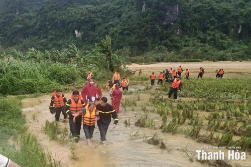 Thót tim tình huống giải cứu 2 người dân bị cô lập ở xã Minh Sơn
