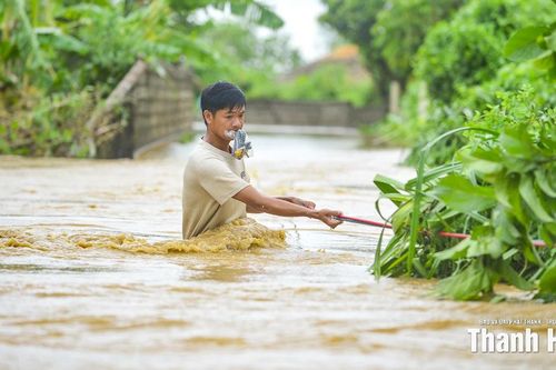 Lũ sông Lèn lên cao, nhiều thôn của xã Hà Trung ngập nặng