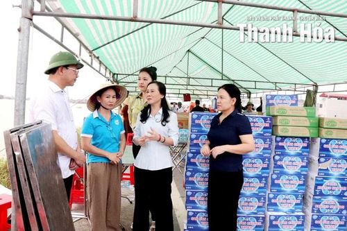 Trao nhu yếu phẩm cứu trợ người dân vùng lũ Nông Cống