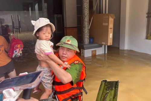 [Video]: Công an Thanh Hóa sát cánh cùng người dân vượt qua bão lũ