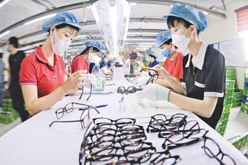 Khí thế thi đua trên công trường, đồng ruộng