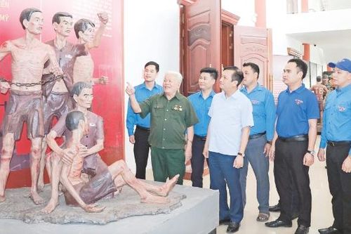 Tiếp lửa truyền thống cách mạng cho thế hệ trẻ