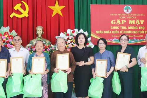 Phường Quy Nhơn Bắc gặp mặt, mừng thọ người cao tuổi