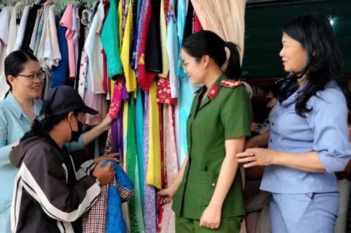 Hội Liên hiệp Phụ nữ phường Đô Vinh: Ra mắt mô hình 'Gian hàng 0 đồng - Ai có đến cho, ai cần đến lấy'