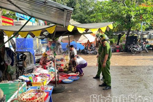 Công an xã Xuân Hải tuyên truyền, nhắc nhở hộ kinh doanh không lấn chiếm lòng, lề đường